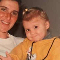 Essa menina sorridente no colo da mãe nem imaginava que se tornaria uma grande campeã no esporte. Reconhece?