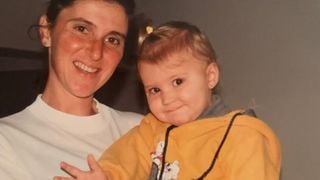 Essa menina sorridente no colo da mãe nem imaginava que se tornaria uma grande campeã no esporte. Reconhece?