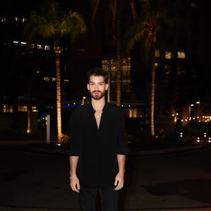 João Guilherme marcou presença na festa de aniversário de Maisa Silva, sua melhor amiga. O ator, ex-namorado de Bruna Marquezine, apostou em um visual all black para o evento em São Paulo