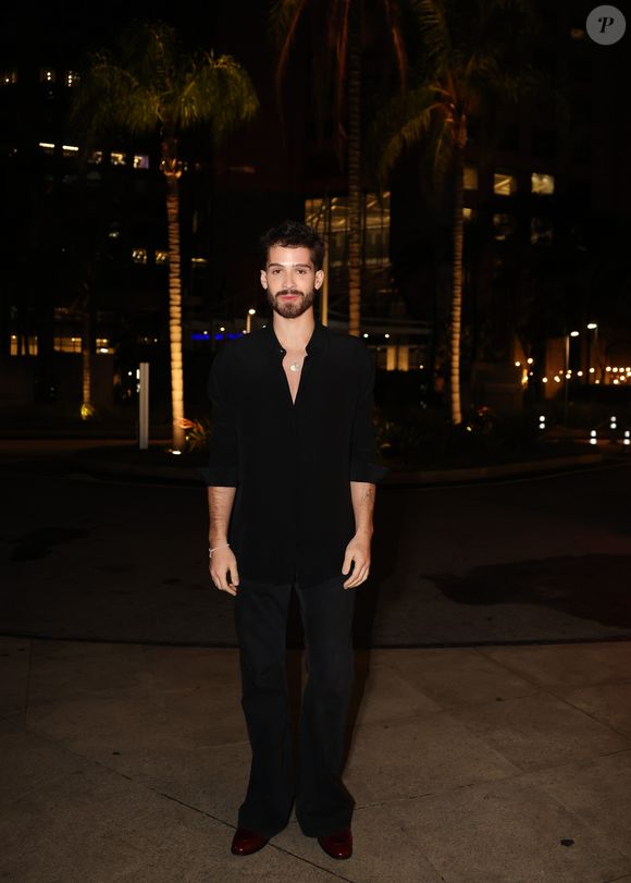 João Guilherme marcou presença na festa de aniversário de Maisa Silva, sua melhor amiga. O ator, ex-namorado de Bruna Marquezine, apostou em um visual all black para o evento em São Paulo
