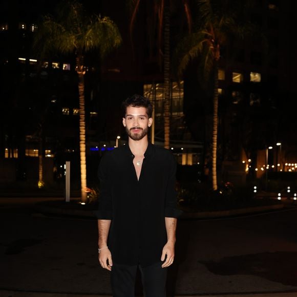 João Guilherme marcou presença na festa de aniversário de Maisa Silva, sua melhor amiga. O ator, ex-namorado de Bruna Marquezine, apostou em um visual all black para o evento em São Paulo