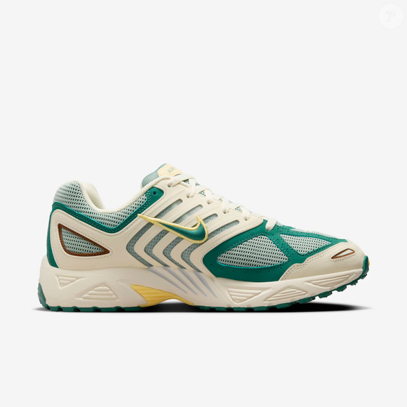 Misturando couro sintético com tecidos respiráveis, o Nike Air Pegasus 2K5 entrega um visual moderno sem abrir mão do conforto para o uso diário