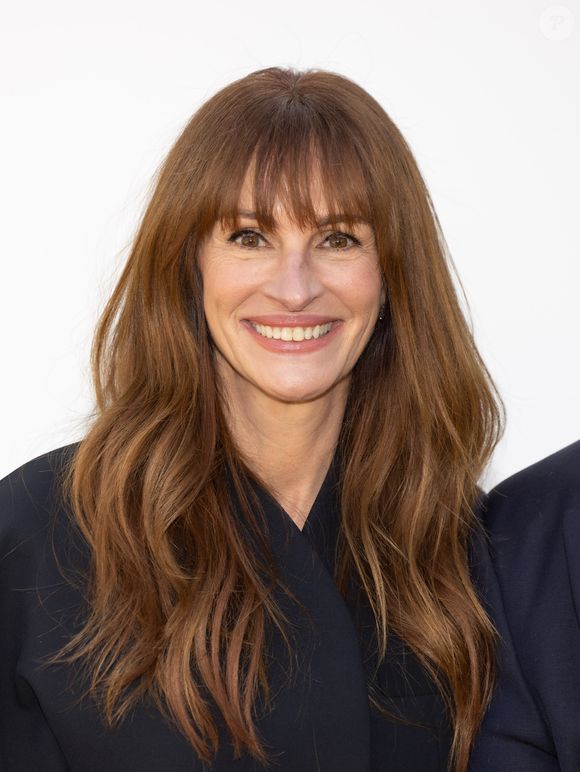 2024: Julia Roberts, de franja, em um dos visuais mais diferentes de sua carreira