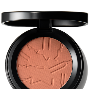 O blush Gingerly da coleção Colourstruck Skinfinish reforçou o efeito natural nas bochechas
