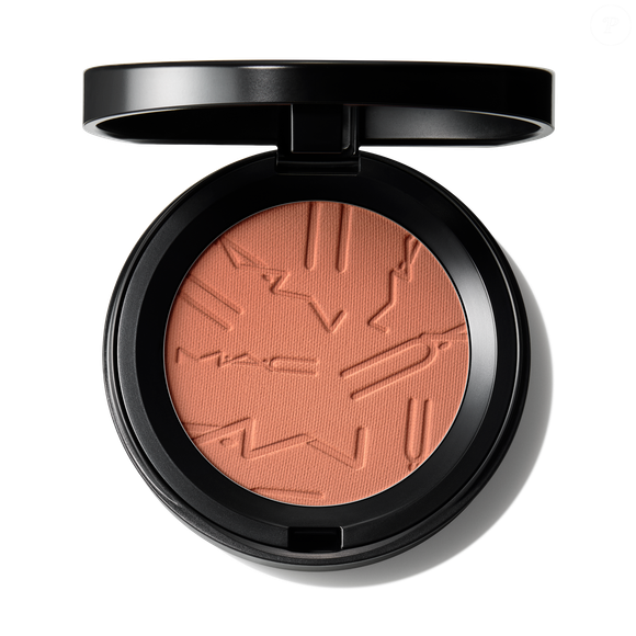 O blush Gingerly da coleção Colourstruck Skinfinish reforçou o efeito natural nas bochechas