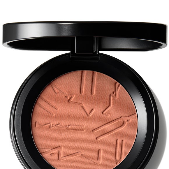 O blush Gingerly da coleção Colourstruck Skinfinish reforçou o efeito natural nas bochechas
