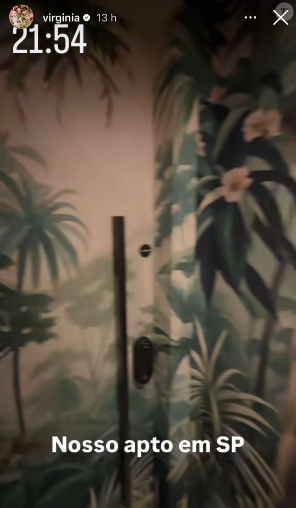 Nos vídeos publicados por Virginia, foi possível identificar um papel de parede com estampa de folhagens, similar ao de uma floresta.