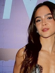 A lingerie vira look de gala: Mel Maia usa slip dress Gucci de R$ 20 mil com scarpin preto e comprova o poder da tendência 'camisola chic' ao lançar novo filme