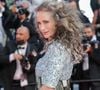 A cabeleireira María Baras destaca que o corte de cabelo é fundamental para valorizar os fios brancos desde o início da transição. Segundo a especialista, um corte malfeito pode fazer uma mulher parecer mais velha, enquanto adaptar o comprimento e o formato do cabelo ao rosto ajuda a conquistar um visual elegante e bem-cuidado