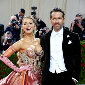 Segundo a imprensa internacional, Blake Lively irá produzir uma nova versão de 'É Assim que Acaba' com a ajuda do marido, Ryan Reynolds