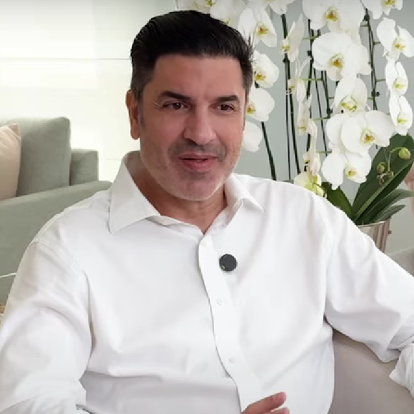 Apresentador Edu Guedes foi recentemente diagnosticado com um tumor no pâncreas.