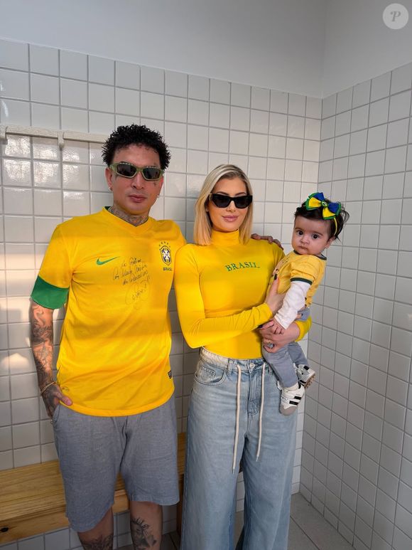 Fernanda Stroschein, esposa do cantor, e Yarin, filha do casal, de apenas cinco meses, foram acertadas por um motociclista no carro em que estavam