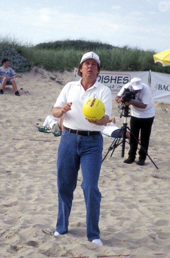 1996: Donald Trump mostra suas habilidades no vôlei em um evento beneficente para crianças com AIDS