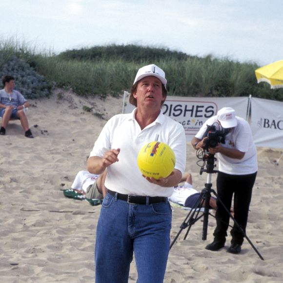 1996: Donald Trump mostra suas habilidades no vôlei em um evento beneficente para crianças com AIDS