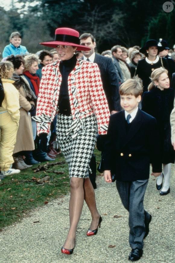 Durante o batizado da Princesa Eugenie, em dezembro de 1990, Lady Di combinou um conjunto estampado da Moschino com scarpins bicolores. O contraste entre a biqueira vermelha e o restante do sapato chama a atenção e inspira modelos contemporâneos que apostam na combinação de cores para atualizar produções clássicas