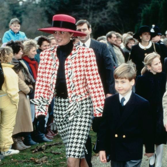 Durante o batizado da Princesa Eugenie, em dezembro de 1990, Lady Di combinou um conjunto estampado da Moschino com scarpins bicolores. O contraste entre a biqueira vermelha e o restante do sapato chama a atenção e inspira modelos contemporâneos que apostam na combinação de cores para atualizar produções clássicas