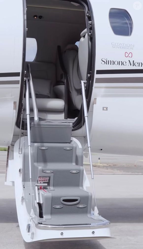 O retrofit realizado em 2026 modernizou completamente o interior do jatinho, alinhando estética e funcionalidade