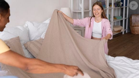 Não são apenas os lençóis que precisam ser lavados com frequência. Também é necessário lavar os travesseiros, os edredons, os cobertores, as capas dos colchões e as capas das almofadas que usamos para decorar a cama