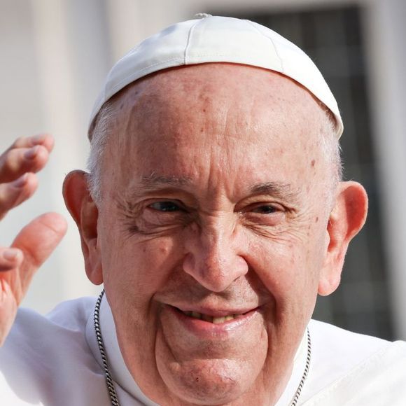 Vale lembrar que o Papa Francisco não tinha salário.