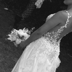 O vestido de noiva de Adriana Birolli tinha as costas nuas