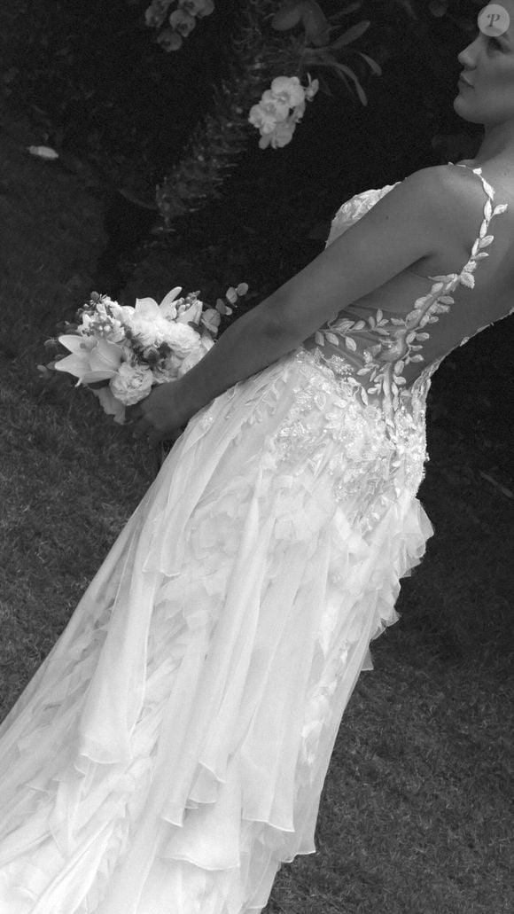 O vestido de noiva de Adriana Birolli tinha as costas nuas