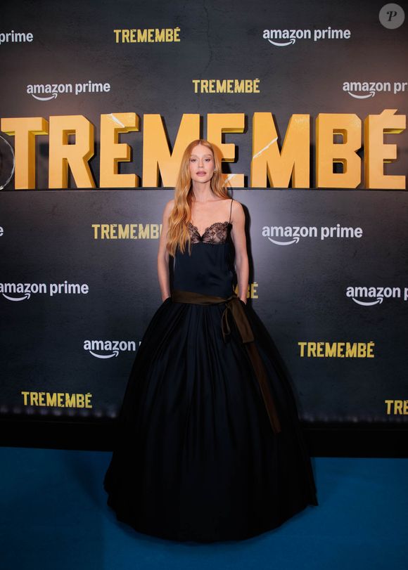De ruivo e look ousado, Marina Ruy Barbosa marcou presença no lançamento da série Tremembé
