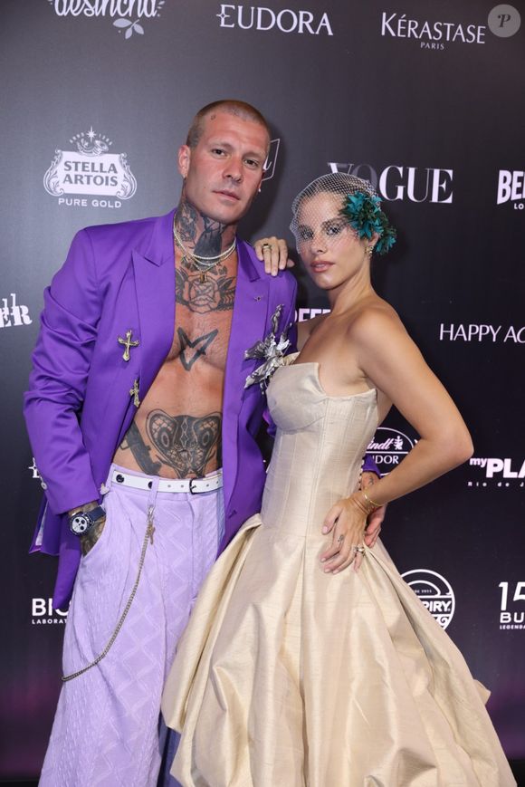 Vestido usado por Shantal Verdelho tinha o tom mais off-white: a influenciadora recriou o vestido de noiva de Carrie Bradshaw, de 'Sex and The City'