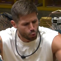 'Vai sair escorraçado': no Paredão do ‘BBB 26’, Jonas imita Babu em tom de deboche e REVOLTA internautas