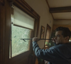 ‘A Última Casa’, filme da Netflix estrelado por Wagner Moura e Greta Lee, termina com uma mensagem misteriosa pelo rádio. Saiba o que acontece no desfecho