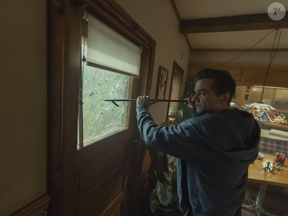 ‘A Última Casa’, filme da Netflix estrelado por Wagner Moura e Greta Lee, termina com uma mensagem misteriosa pelo rádio. Saiba o que acontece no desfecho