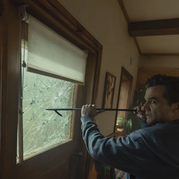 ‘A Última Casa’, filme da Netflix estrelado por Wagner Moura e Greta Lee, termina com uma mensagem misteriosa pelo rádio. Saiba o que acontece no desfecho