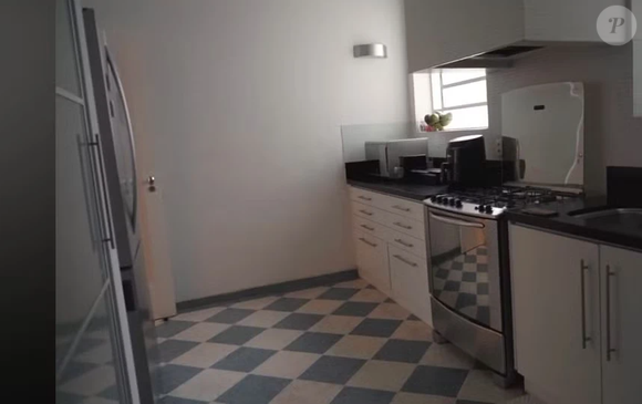 Com uma estética fortemente inspirada nos anos 1970, o apartamento aposta em uma decoração retrô com toques contemporâneos