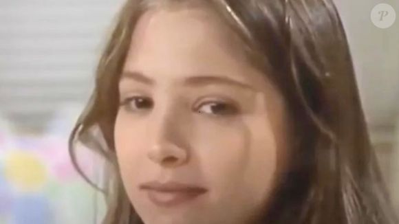 Sofia (Roberta Índio do Brasil) não sabem quem é o pai do seu filho na novela A Viagem. ela descobre no final que era Zeca (Irving São Paulo)