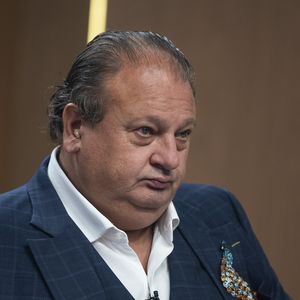 Elenco forte, nova dinâmica, clima de guerra na cozinha e narrador diferente: a estreia do ‘MasterChef Brasil 2026’ entregou caos, tensão e muita repercussão nas redes sociais. Confira os erros e acertos!