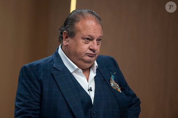 Elenco forte, nova dinâmica, clima de guerra na cozinha e narrador diferente: a estreia do ‘MasterChef Brasil 2026’ entregou caos, tensão e muita repercussão nas redes sociais. Confira os erros e acertos!