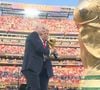 Trump foi responsável por entregar a taça de campeã para a Espanha junto com o presidente da FIFA