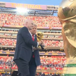 Trump foi responsável por entregar a taça de campeã para a Espanha junto com o presidente da FIFA