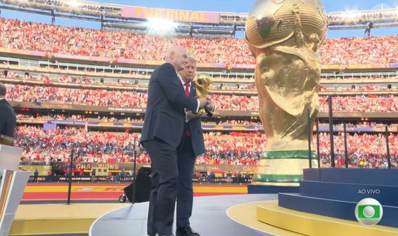 Trump foi responsável por entregar a taça de campeã para a Espanha junto com o presidente da FIFA