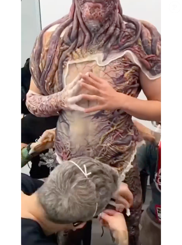 Por último, é colocada a parte inferior no corpo do ator de 'Stranger Things'