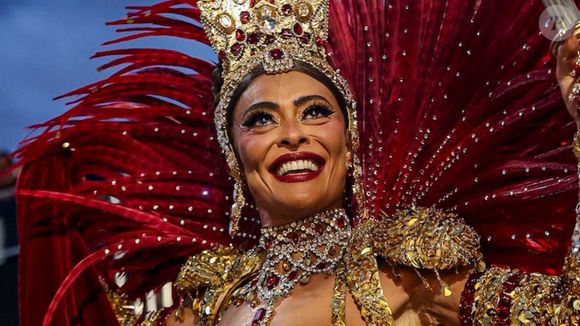 Um único conselho resume tudo: maquiagem bonita na pele madura começa pelo controle, não pela quantidade