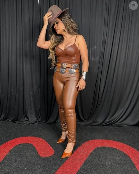 Hoje com quase 40 kg a menos na balança, Simone Mendes faz sucesso com seu corpo magro