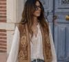 Os coletes bordados costumam ser usados aberto sobre uma blusa de mangas bufantes ou sobre um vestido branco com decote em V