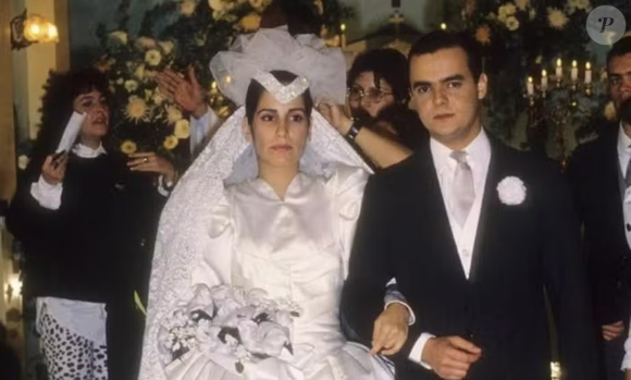 Maria de Fátima (Glória Pires) e Afonso Roitman (Cássio Gabus Mendes) em cerimônia de casamento