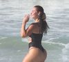 Paolla Oliveira se refrescou no mar do Rio e bumbum chamou atenção