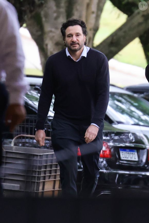 Corpo da filha de Schynaider Moura foi velado por Rico Mansur em cemitério; jovem de 16 anos morreu em 20 de setembro de 2025