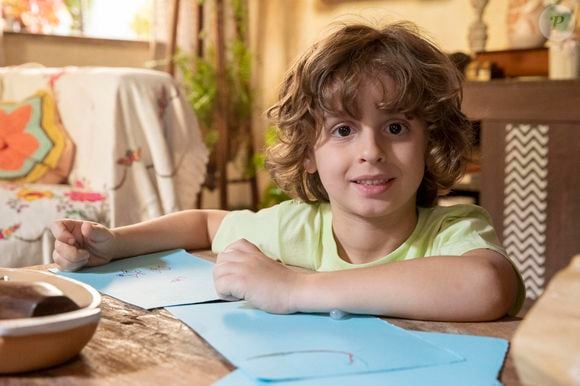 Vicent Alvite como Tonho, o filho de Brisa (Lucy Alves) e Ari (Chay Suede) em 'Travessia'.