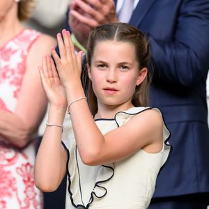 Pela primeira vez, Charlotte, de 10 anos, foi fotografada usando esmalte e deixou de lado os tons neutros tão comuns na realeza.