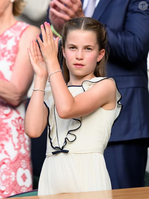 Pela primeira vez, Charlotte, de 10 anos, foi fotografada usando esmalte e deixou de lado os tons neutros tão comuns na realeza.