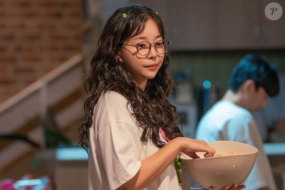 Kim Ga-eun interpreta Lee Ong-ju, a amiga de Mi-kyeong. Na vida real, a atriz impressiona com seus 36 anos