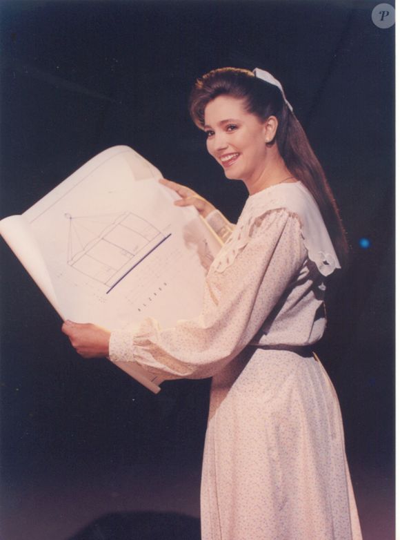 Presidente Fernando Collor de Mello precisou deixar gabinete no Palácio do Planalto e ordenou que local fosse aberto pelos seguranças após invasão de crianças, fãs de Gabriela Rivero, a professora Helena de 'Carrossel'